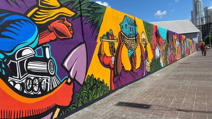 El mural cubre el muro perimetral que protege este centro cultural. El mural cubre el muro perimetral que protege este centro cultural.