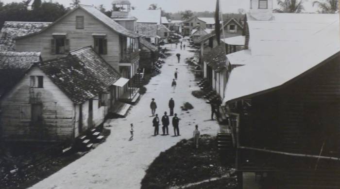 En esta misma calle ocurrió el asalto al cuartel que terminó con la vida de Garza. Imagen tomada en 1895.