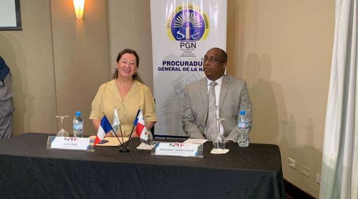 Aude de Amorim, embajadora de Francia en Panamá, junto al procurador de la Nación, Javier Caraballo. Aude de Amorim, embajadora de Francia en Panamá, junto al procurador de la Nación, Javier Caraballo.