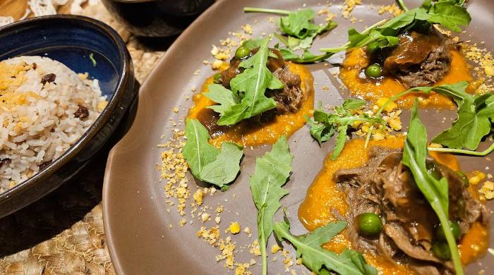 Ropa vieja Volcán con arroz con coco y guandú y plátano en tentación.