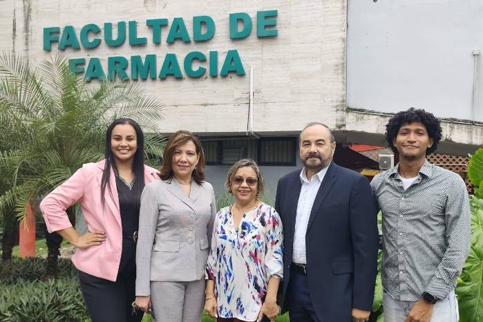 Millie Ramos, Profa. Rosa Buitrago, Profa. Leyda Barrios, Dr. Pablo Solís y Omar Camargo. Millie Ramos, Profa. Rosa Buitrago, Profa. Leyda Barrios, Dr. Pablo Solís y Omar Camargo.