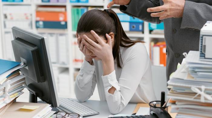 Un empleado tóxico es aquel que se enfoca en lo negativo de todo y tiende a ver el vaso medio vacío. Un empleado tóxico es aquel que se enfoca en lo negativo de todo y tiende a ver el vaso medio vacío.