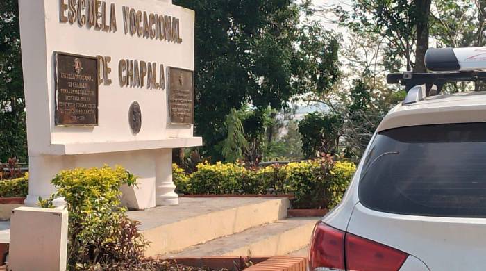 Monolito en la entrada de la Escuela Vocacional de Chapala.