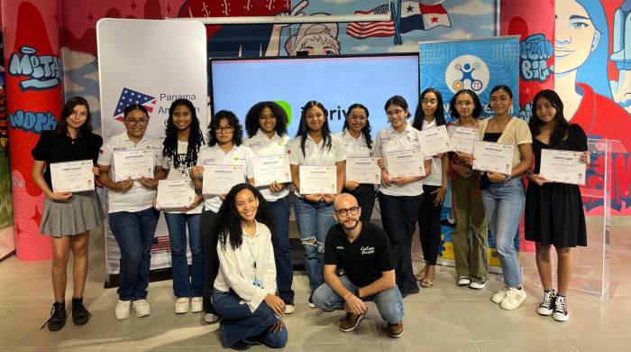 Las niñas con edades entre 15 a 18 años, de diferentes centro escolares, oficiales y particulares, recibieron sus certificados por haber culminado su capacitación en robótica educativa. Las niñas con edades entre 15 a 18 años, de diferentes centro escolares, oficiales y particulares, recibieron sus certificados por haber culminado su capacitación en robótica educativa.