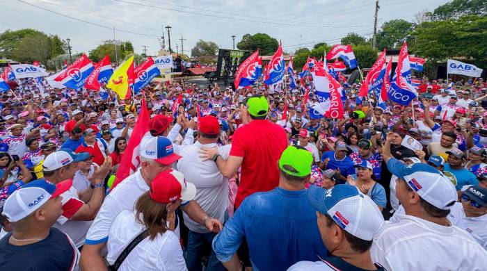El candidato presidencial manifestó que el poder emana del pueblo y que allí en las calles estaban las verdaderas encuestas. El candidato presidencial manifestó que el poder emana del pueblo y que allí en las calles estaban las verdaderas encuestas.