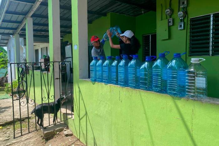 Los residentes de Tocumen denuncian la falta de agua potable en sus hogares. Muchos son obligados a comprar tanques, bombas y aguas embotelladas para bañarse y alimentarse. Los residentes de Tocumen denuncian la falta de agua potable en sus hogares. Muchos son obligados a comprar tanques, bombas y aguas embotelladas para bañarse y alimentarse.