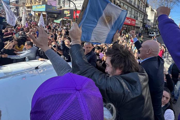 ‘Atacaron con piedras la caravana donde se encontraba el Presidente de la Nación’, ha denunciado en redes sociales el principal portavoz del Ejecutivo, Manuel Adorni. ‘Atacaron con piedras la caravana donde se encontraba el Presidente de la Nación’, ha denunciado en redes sociales el principal portavoz del Ejecutivo, Manuel Adorni.