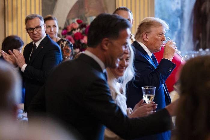 El presidente de Estados Unidos, Donald Trump (d), durante una cena con jefes de Estado y de Gobierno en el Palacio Huis Ten Bosch, por invitación del rey Guillermo Alejandro de los Países Bajos, en La Haya (Países Bajos). El presidente de Estados Unidos, Donald Trump (d), durante una cena con jefes de Estado y de Gobierno en el Palacio Huis Ten Bosch, por invitación del rey Guillermo Alejandro de los Países Bajos, en La Haya (Países Bajos).