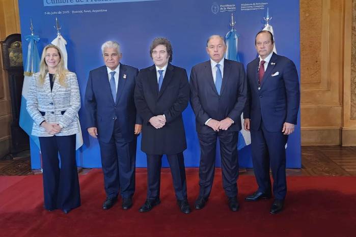 Karina Milei, secretaria general de la Presidencia de Argentina; José Raúl Mulino, presidente de Panamá; Javier Milei, presidente de Argentina; Gerardo Werthein, canciller argentino; Javier Martínez-Acha, canciller panameño. Karina Milei, secretaria general de la Presidencia de Argentina; José Raúl Mulino, presidente de Panamá; Javier Milei, presidente de Argentina; Gerardo Werthein, canciller argentino; Javier Martínez-Acha, canciller panameño.