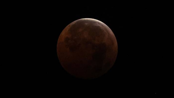 Un eclipse total como el que vivió la Luna la madrugada de este viernes, en el que se tiñó de rojo ‘no se podrá volver a ver hasta el año 2048’. Un eclipse total como el que vivió la Luna la madrugada de este viernes, en el que se tiñó de rojo ‘no se podrá volver a ver hasta el año 2048’.