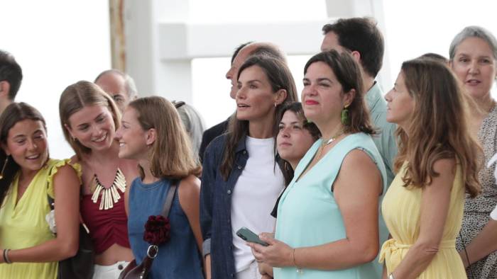 La reina optó por un ‘look’ deportivo mientras las demás presentes portaban vestidos y tacones plataformas. La reina optó por un ‘look’ deportivo mientras las demás presentes portaban vestidos y tacones plataformas.