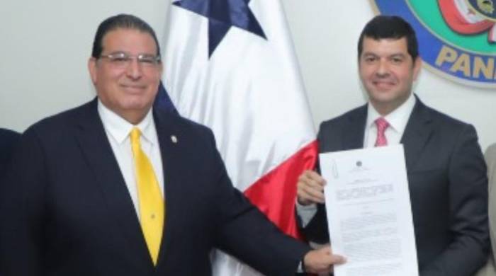 Mulino Quintero junto al diputado presidente de la Comisión de Relaciones Exteriores, Joan Manuel Guevara. Mulino Quintero junto al diputado presidente de la Comisión de Relaciones Exteriores, Joan Manuel Guevara.
