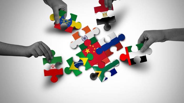 El poder transnacional se encuentra ampliamente disperso entre actores periféricos en ascenso, como India y Arabia Saudita, así como entre corporaciones globales en los sectores financiero, tecnológico y energético. El poder transnacional se encuentra ampliamente disperso entre actores periféricos en ascenso, como India y Arabia Saudita, así como entre corporaciones globales en los sectores financiero, tecnológico y energético.