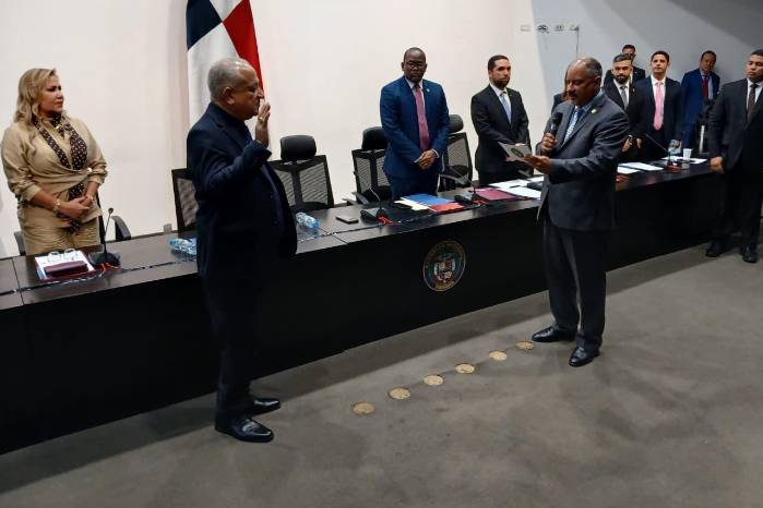 Juramentación de Luis Eduardo Camacho como presidente de la Comisión de Gobierno y Asuntos Constitucionales. Juramentación de Luis Eduardo Camacho como presidente de la Comisión de Gobierno y Asuntos Constitucionales.