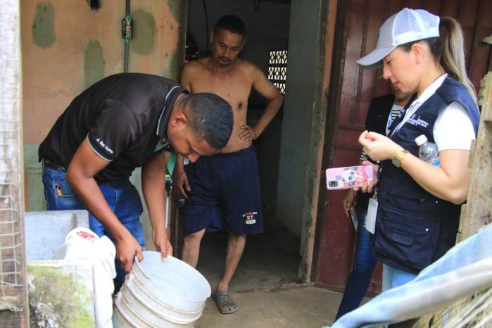 Minsa insta a la población a eliminar todos los recipientes en desuso que puedan acumular agua y limpiar los alrededores de las casas con regularidad para evitar la propagación del mosquito transmisor del dengue. Minsa insta a la población a eliminar todos los recipientes en desuso que puedan acumular agua y limpiar los alrededores de las casas con regularidad para evitar la propagación del mosquito transmisor del dengue.