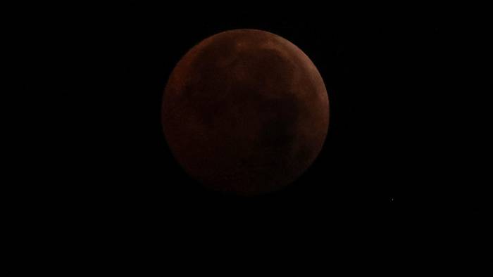 Cuando se trata de un eclipse completo, además, se da otro fenómeno astronómico conocido como la Luna de Sangre. Cuando se trata de un eclipse completo, además, se da otro fenómeno astronómico conocido como la Luna de Sangre.
