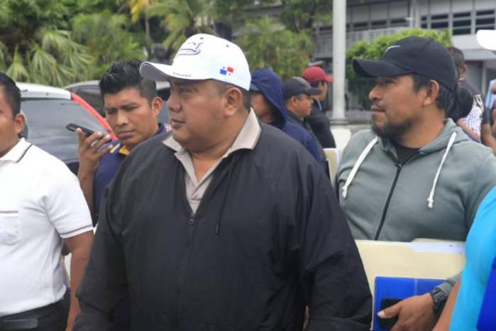 Smith es el secretario general de Sitraibana, que declaró una huelga este 28 de abril, la cual terminó el 11 de junio. Smith es el secretario general de Sitraibana, que declaró una huelga este 28 de abril, la cual terminó el 11 de junio.