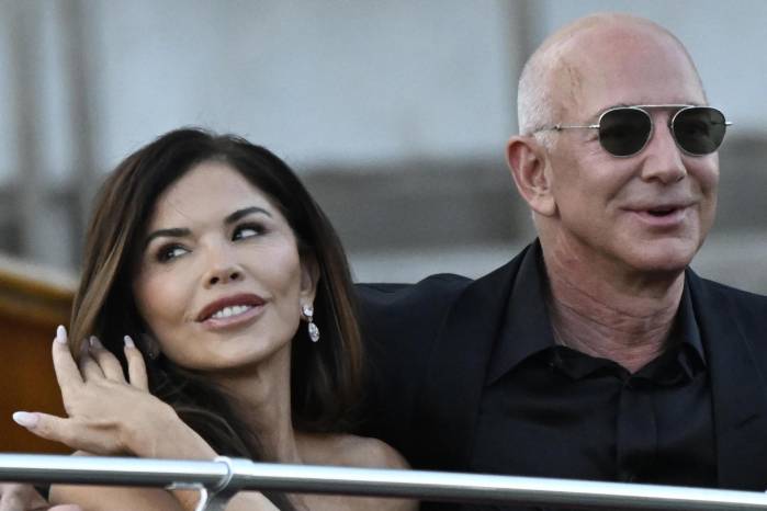 Lauren Sánchez Bezos y Jeff Bezos parten del hotel Aman para asistir a la última fiesta de las celebraciones de su boda el día después de su boda en Venecia, Italia, el 28 de junio de 2025. Lauren Sánchez Bezos y Jeff Bezos parten del hotel Aman para asistir a la última fiesta de las celebraciones de su boda el día después de su boda en Venecia, Italia, el 28 de junio de 2025.