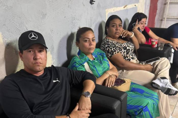 Los alcaldes Miguel Batista, Ina Rodríguez y Nadine González dentro del búnker en una zona del centro de israel. Los alcaldes Miguel Batista, Ina Rodríguez y Nadine González dentro del búnker en una zona del centro de israel.