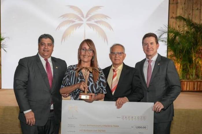 Grisel Bethancourth recibiendo el premio que obtuvo por el trabajo ‘Agonizan los manglares de Panamá Viejo’. Grisel Bethancourth recibiendo el premio que obtuvo por el trabajo ‘Agonizan los manglares de Panamá Viejo’.