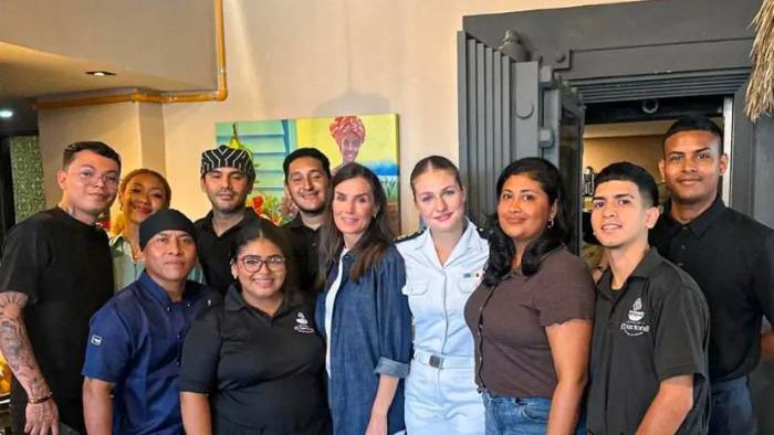 La reina Letizia y la princesa Leonor junto al personal del restaurante El Nacional, ubicado en el Casco Antiguo La reina Letizia y la princesa Leonor junto al personal del restaurante El Nacional, ubicado en el Casco Antiguo
