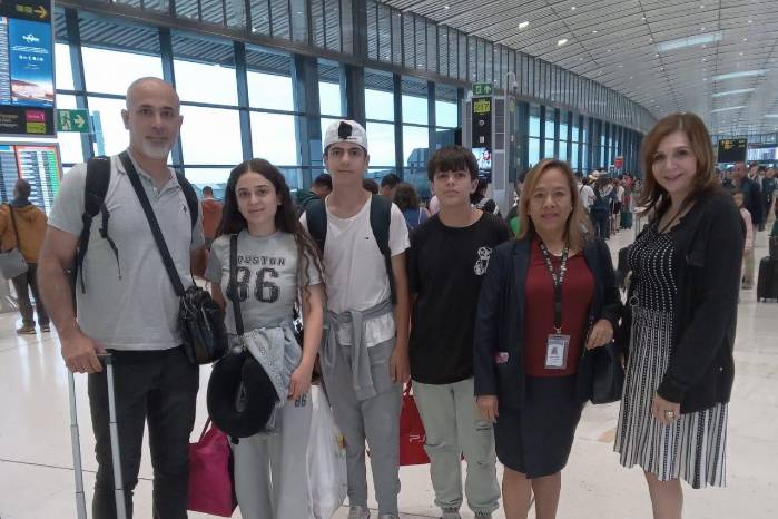 Llegada del grupo de panameños junto a los representantes de la Cancillería Llegada del grupo de panameños junto a los representantes de la Cancillería
