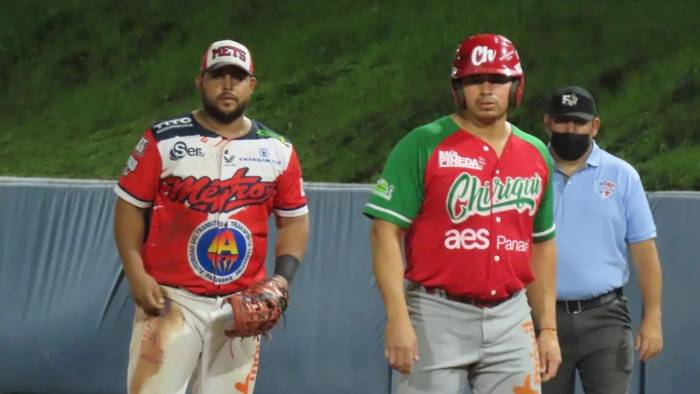 Carlos X. Quiroz (der.) entre los líderes ofensivos de la pelota nacional. Carlos X. Quiroz (der.) entre los líderes ofensivos de la pelota nacional.