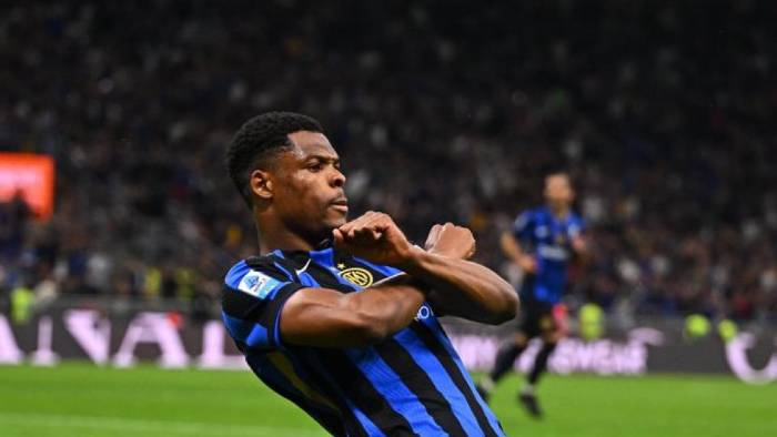 Dumfries suele sorprender y hacer daño cuando se vincula desde la defensa al ataque del Inter. El club italiano se presenta en la final sin haber perdido un partido en el torneo. Dumfries suele sorprender y hacer daño cuando se vincula desde la defensa al ataque del Inter. El club italiano se presenta en la final sin haber perdido un partido en el torneo.
