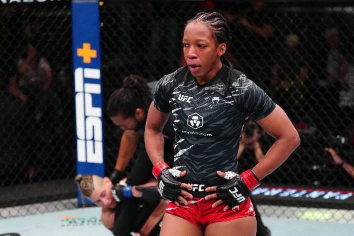 Joselyne Edwards atacó temprano a su rival. Joselyne Edwards atacó temprano a su rival.