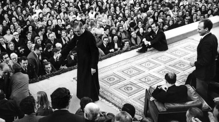 El fundador del Opus Dei, Josemaría Escrivá de Balaguer, se dirige a unas 6.000 personas congregadas en la ciudad española de Barcelona en 1972. El fundador del Opus Dei, Josemaría Escrivá de Balaguer, se dirige a unas 6.000 personas congregadas en la ciudad española de Barcelona en 1972.