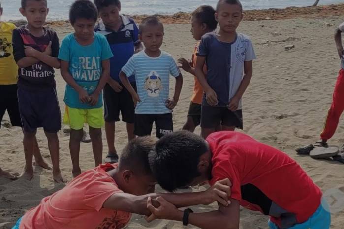 El profesor Darnelo Jiménez entrena a un grupo de jóvenes en Gunayala, en la modalidad de lucha en la playa. El profesor Darnelo Jiménez entrena a un grupo de jóvenes en Gunayala, en la modalidad de lucha en la playa.