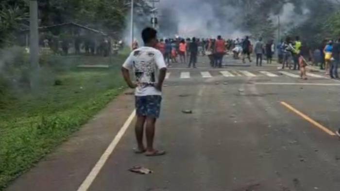 Agentes de la Policía Nacional dispara gases lacrimógenos a manifestantes de la comarca Emberá Wounaan. Agentes de la Policía Nacional dispara gases lacrimógenos a manifestantes de la comarca Emberá Wounaan.
