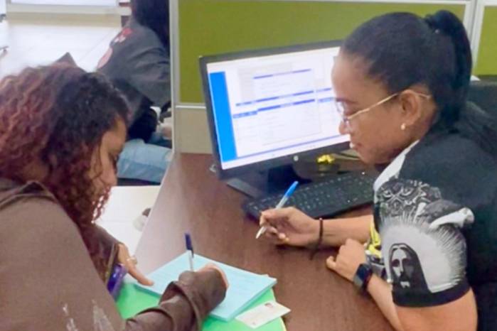 Personal del Ifarhu atendiendo a una estudiante beneficiaria de un programa de becas del gobierno. Personal del Ifarhu atendiendo a una estudiante beneficiaria de un programa de becas del gobierno.