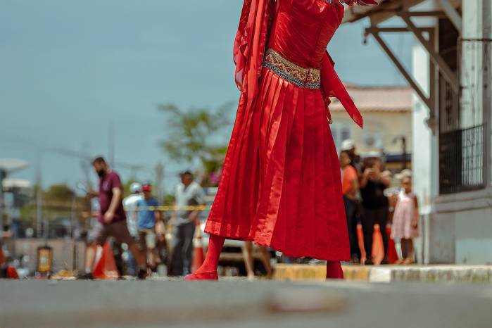 Las calles se llenan de danzantes y feligreses que, a través de máscaras, rituales y coreografías tradicionales, reafirman su fe y su identidad cultural. Las calles se llenan de danzantes y feligreses que, a través de máscaras, rituales y coreografías tradicionales, reafirman su fe y su identidad cultural.