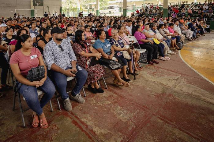 Varios colonenses se dieron cita en el evento para recibir sus títulos de propiedad. Varios colonenses se dieron cita en el evento para recibir sus títulos de propiedad.
