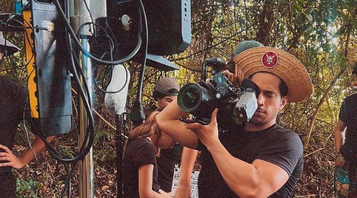 Elmis Castillo escribió, dirigió y actuó en la película. Elmis Castillo escribió, dirigió y actuó en la película.