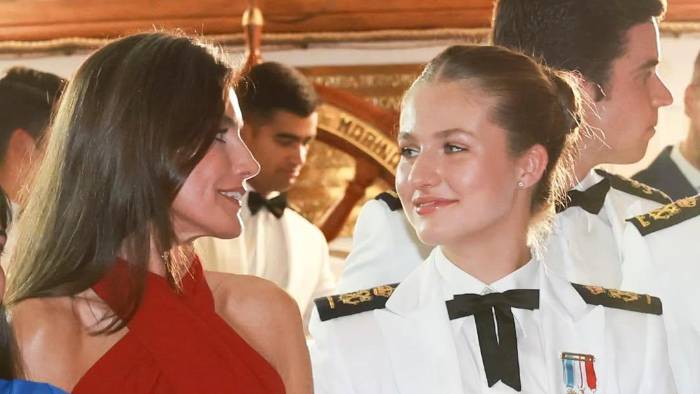 La reina de España Letizia Ortiz estuvo junto a la princesa de Asturias Leonor de Borbón. La reina de España Letizia Ortiz estuvo junto a la princesa de Asturias Leonor de Borbón.