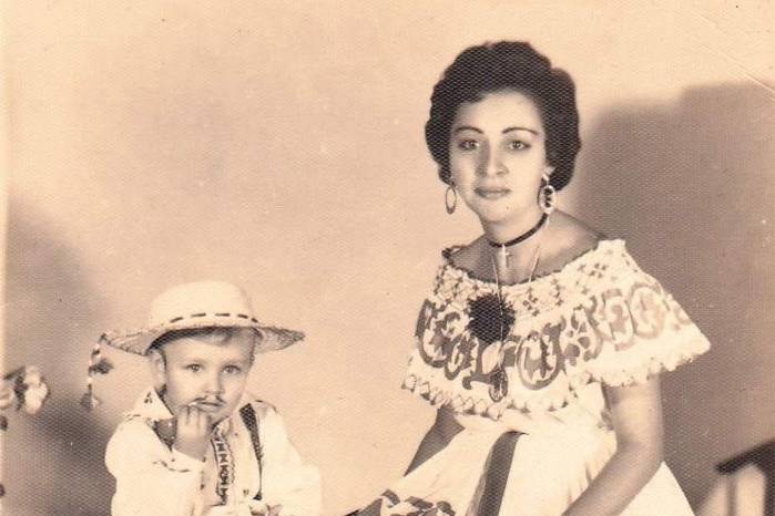 Edwin Cedeño junto a su madre. Edwin Cedeño junto a su madre.