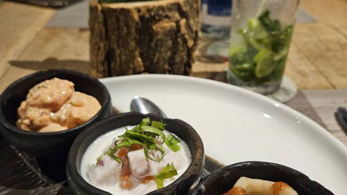 Trío de ceviches y chips de plátano. Trío de ceviches y chips de plátano.
