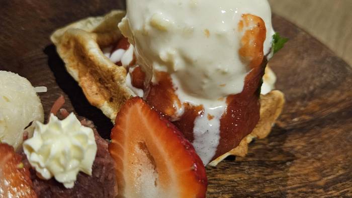 Waffle de pan de bono con helado de queso costeño. Waffle de pan de bono con helado de queso costeño.