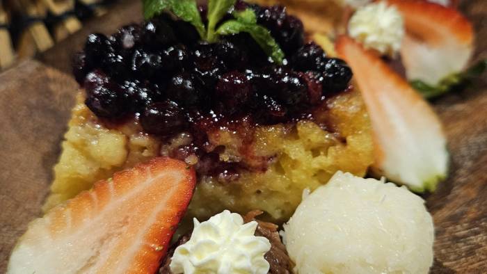 Torta genovesa de almojábana y cocadas. Torta genovesa de almojábana y cocadas.