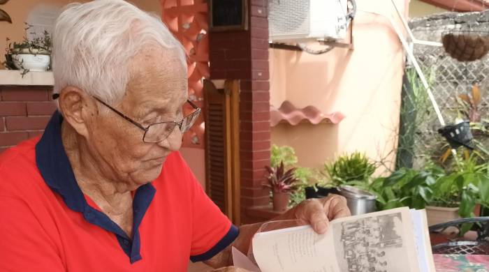 El profesor Guardia rebusca entre los recortes de periódicos detalles sobre su época como pelotero. El profesor Guardia rebusca entre los recortes de periódicos detalles sobre su época como pelotero.