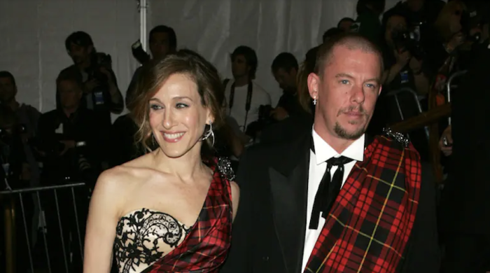 La actriz Sarah Jessica Parker junto a Alexander McQueen en el Met Gala de 2006.