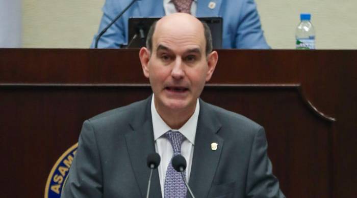 Chapman explicó que el proyecto busca restablecer al Órgano Ejecutivo las atribuciones que constitucional e históricamente han sido ejercidos por éste. Chapman explicó que el proyecto busca restablecer al Órgano Ejecutivo las atribuciones que constitucional e históricamente han sido ejercidos por éste.