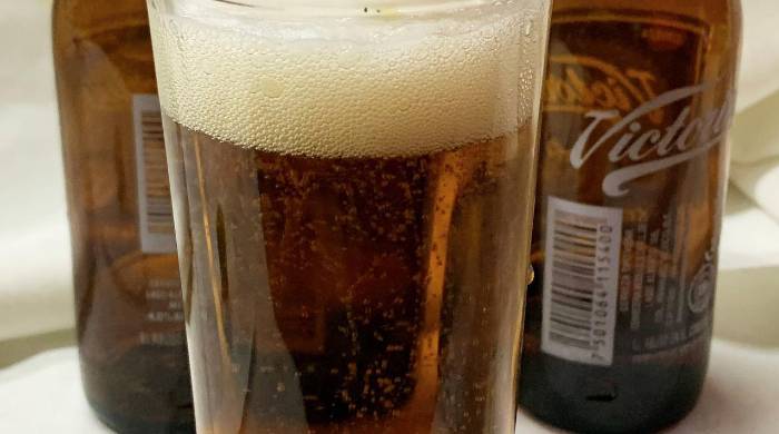 Una persona sirve una cerveza en Ciudad de México (México). Fotografía de archivo. Una persona sirve una cerveza en Ciudad de México (México). Fotografía de archivo.