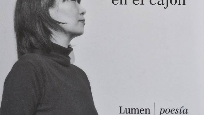 “Guardé el anochecer en el cajón” es un poemario de la escritora surcoreana Han Kang. “Guardé el anochecer en el cajón” es un poemario de la escritora surcoreana Han Kang.