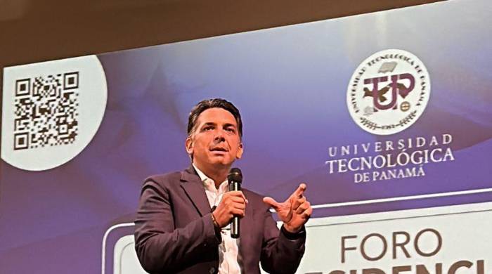 Lombana recordó a los estudiantes que en su plan de gobierno se incluye el establecimiento de un centro de formación de restauradores ambientales para mejorar la protección del medio ambiente. Lombana recordó a los estudiantes que en su plan de gobierno se incluye el establecimiento de un centro de formación de restauradores ambientales para mejorar la protección del medio ambiente.