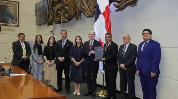 Momentos en que el ministro de Economía y Finanzas, Felipe Chapman, presenta en el pleno de la Asamblea el proyecto que propone modificar la Ley de Responsabilidad Social Fiscal. Momentos en que el ministro de Economía y Finanzas, Felipe Chapman, presenta en el pleno de la Asamblea el proyecto que propone modificar la Ley de Responsabilidad Social Fiscal.