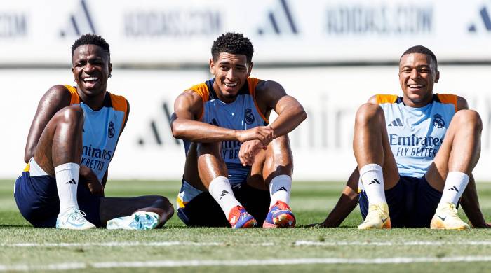 Los futbolistas Vinícius Jr. (i.), Jude Bellingham (c.) y Kylian Mbappé (d.) tras una sesión de entrenamiento. Los futbolistas Vinícius Jr. (i.), Jude Bellingham (c.) y Kylian Mbappé (d.) tras una sesión de entrenamiento.