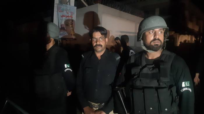 La policía asegura el área después de los ataques con misiles de la India en Muzaffarabad, la capital de Cachemira administrada por Pakistán, el 7 de mayo de 2025. La policía asegura el área después de los ataques con misiles de la India en Muzaffarabad, la capital de Cachemira administrada por Pakistán, el 7 de mayo de 2025.